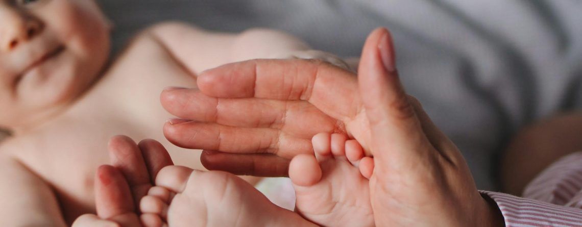 Contatto Pelle a Pelle tra Mamma e Neonato: Benefici, Pratiche e Prodotti Naturali